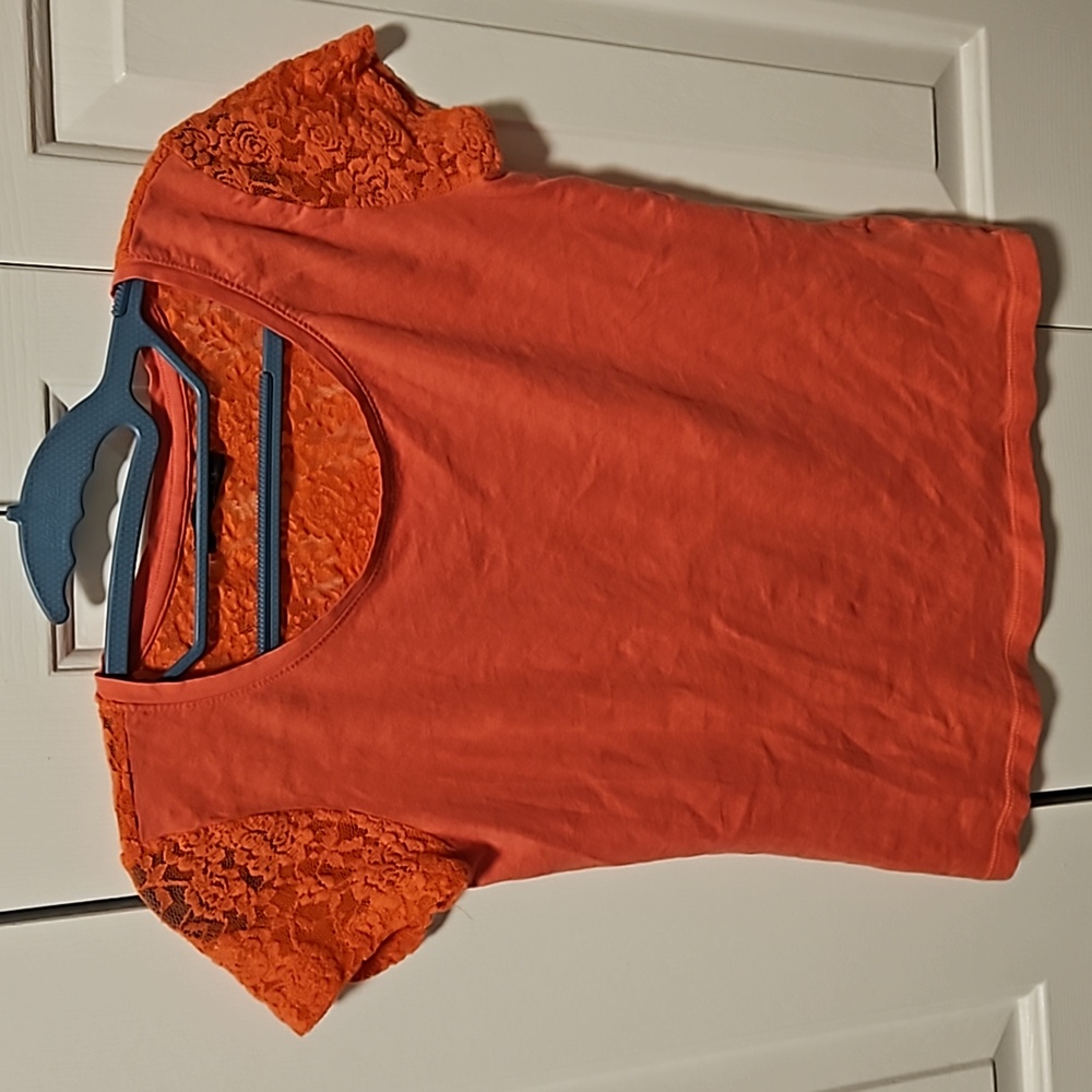💖 $5 add to bundle Suzy shier lace back and sleeves tshirt💖